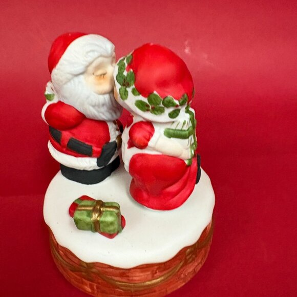 Jasco 1981 Santa Mrs Claus Music Box Bisque Porcelain Christmas Kissing Work - Picture 12 of 15